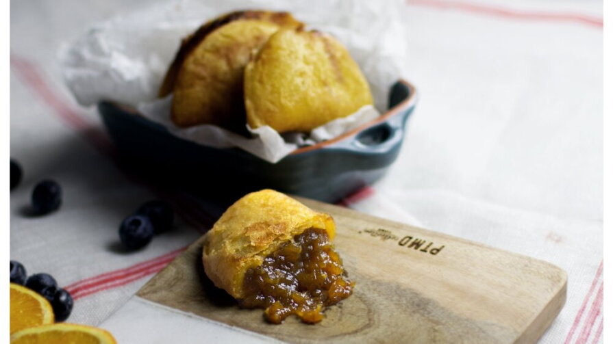 Zoete empanadas gevuld met mango, gember en ananas