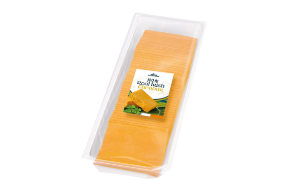 Real Irish Cheddar kaas gesneden in plakken in een pak