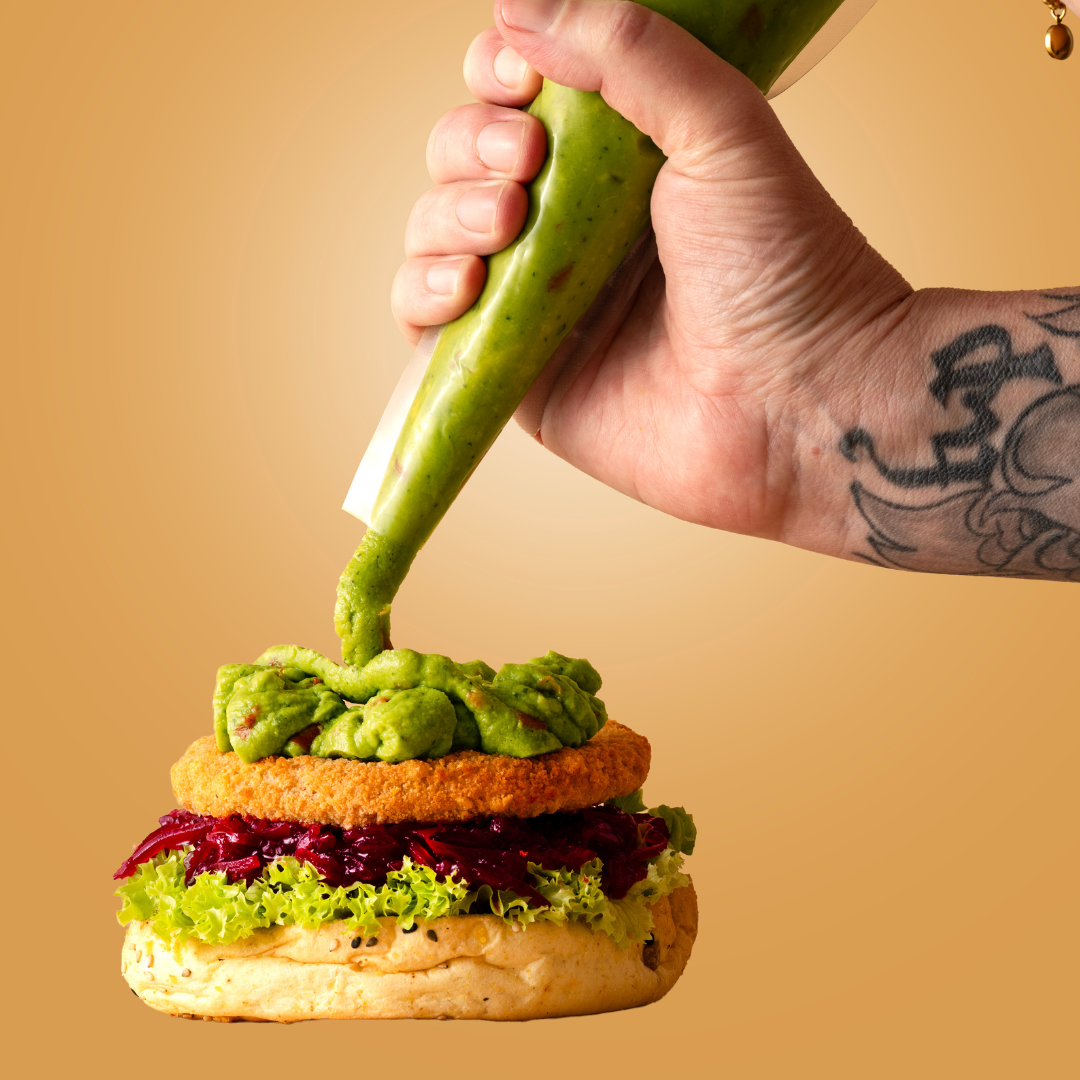 Guacamole en poche &agrave; douille sur burger | LA Streetfood
