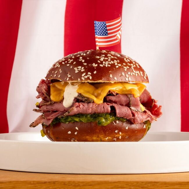 Burger au pastrami et cheddar fondu