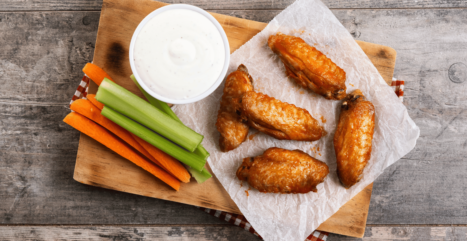 Buffalo wings met selderij, wortel en een dressing | LA Streetfood