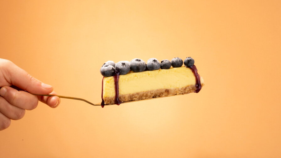 Gâteau au fromage cuit au four avec des myrtilles pour le dessert de l'hospitalité | LA Streetfood