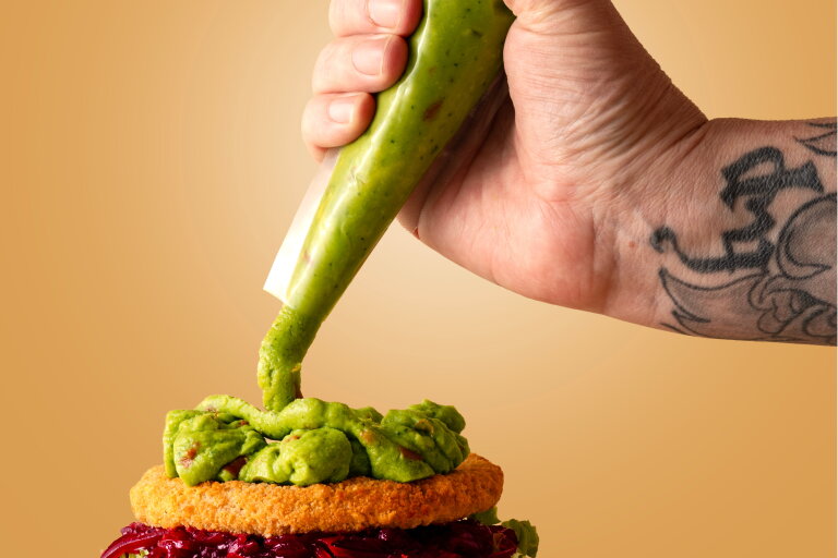 Spuitzak guacamole over een avocado burger | LA Streetfood