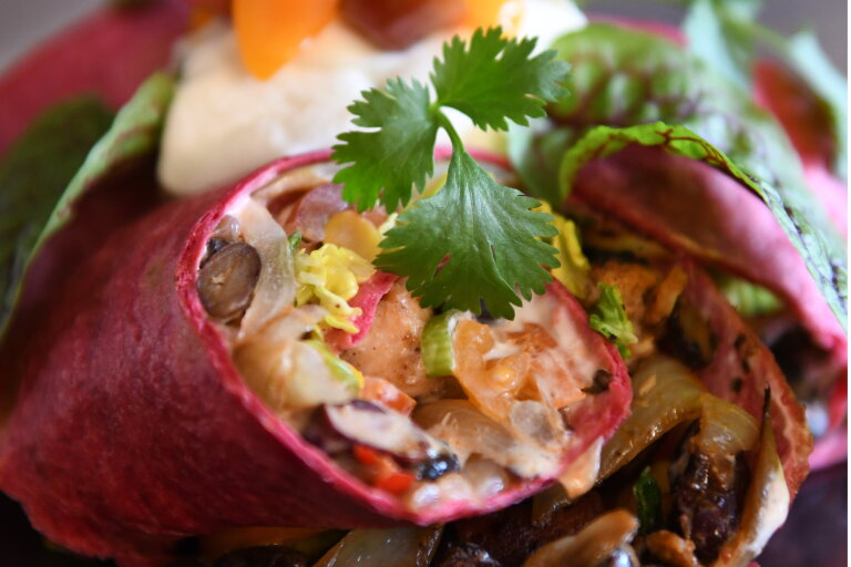 Rode wrap tortilla gevuld met kip | LA Streetfood