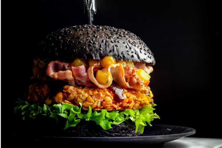 Kipburger met mango relish op een black bun | LA Streetfood