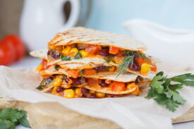 Vegan Quesadillas met geraspte vegan kaas