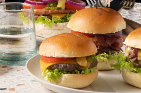 Mini burgers sur assiette pour la restauration | LA Streetfood
