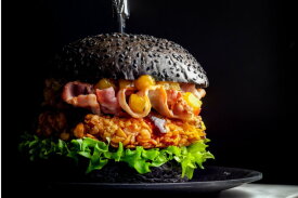 Kipburger met mango relish op een black bun | LA Streetfood