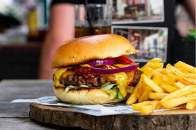 Fresh broodje hamburger 180gr op een bord | LA Streetfood