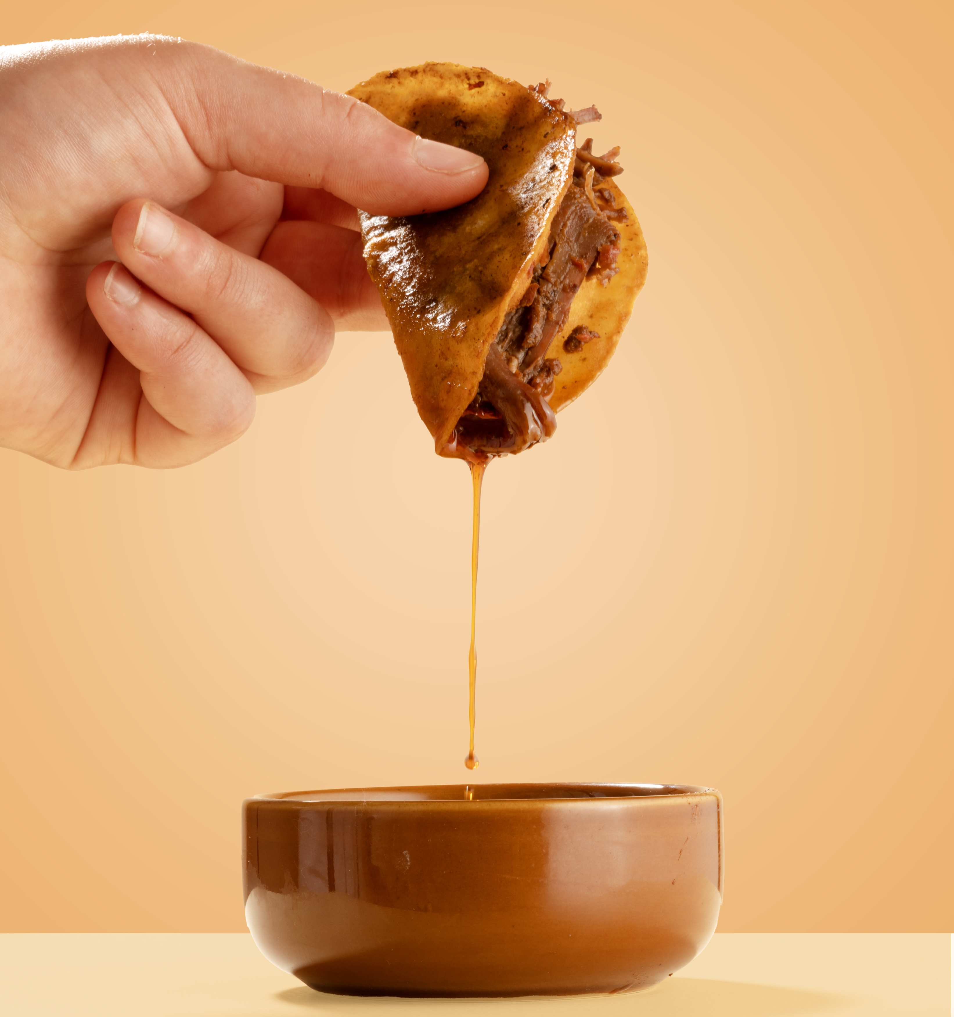 Birria consomme voor taco&rsquo;s en Mexicaanse streetfoodgerechten