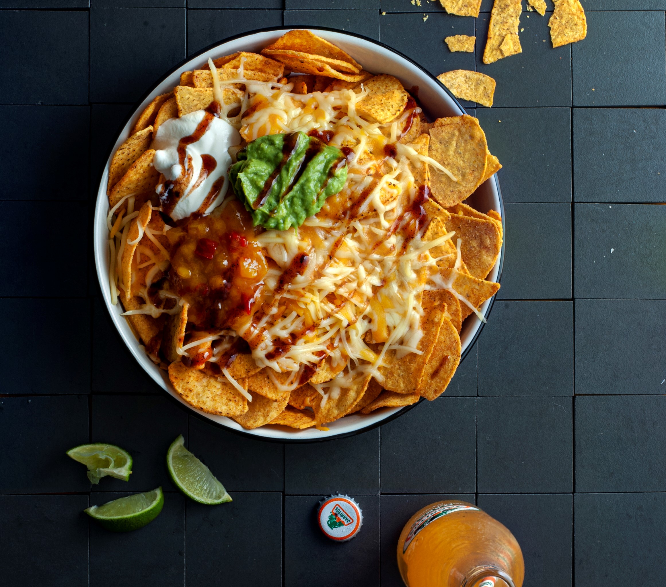 Loaded Nachos aus Happy Nachos Chips mit Salsa und Jalapeños