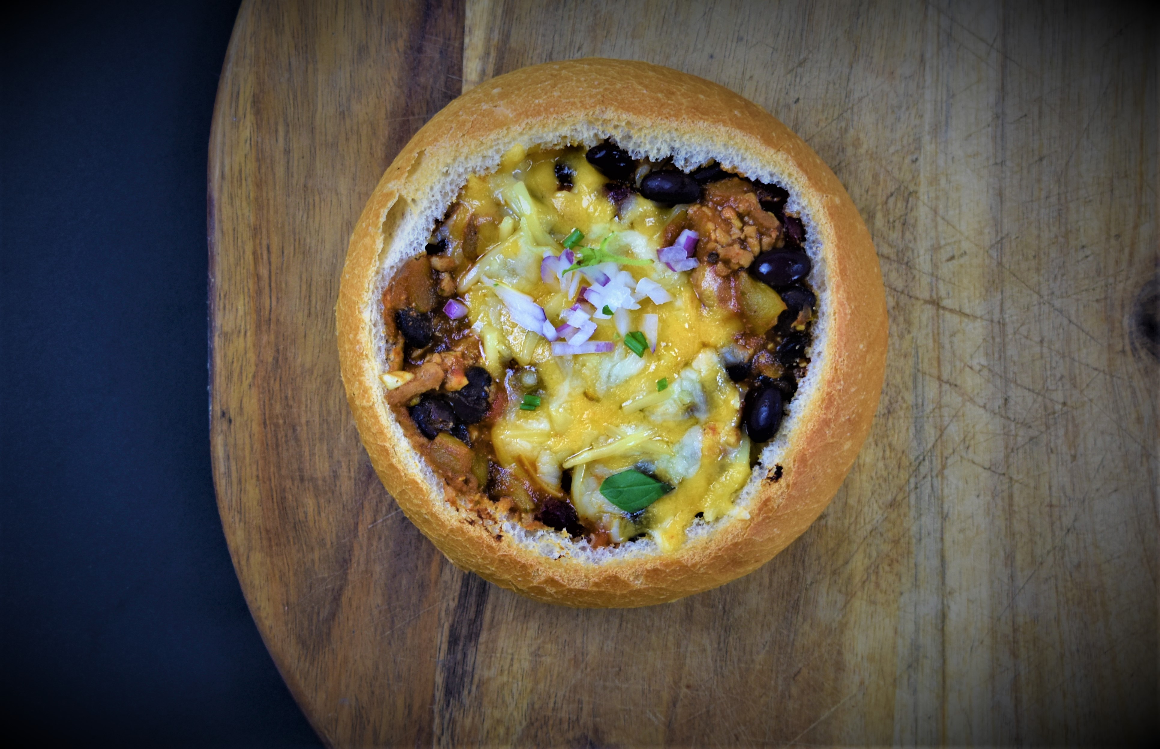 Vegan strooikaas op een vegan bread bowl