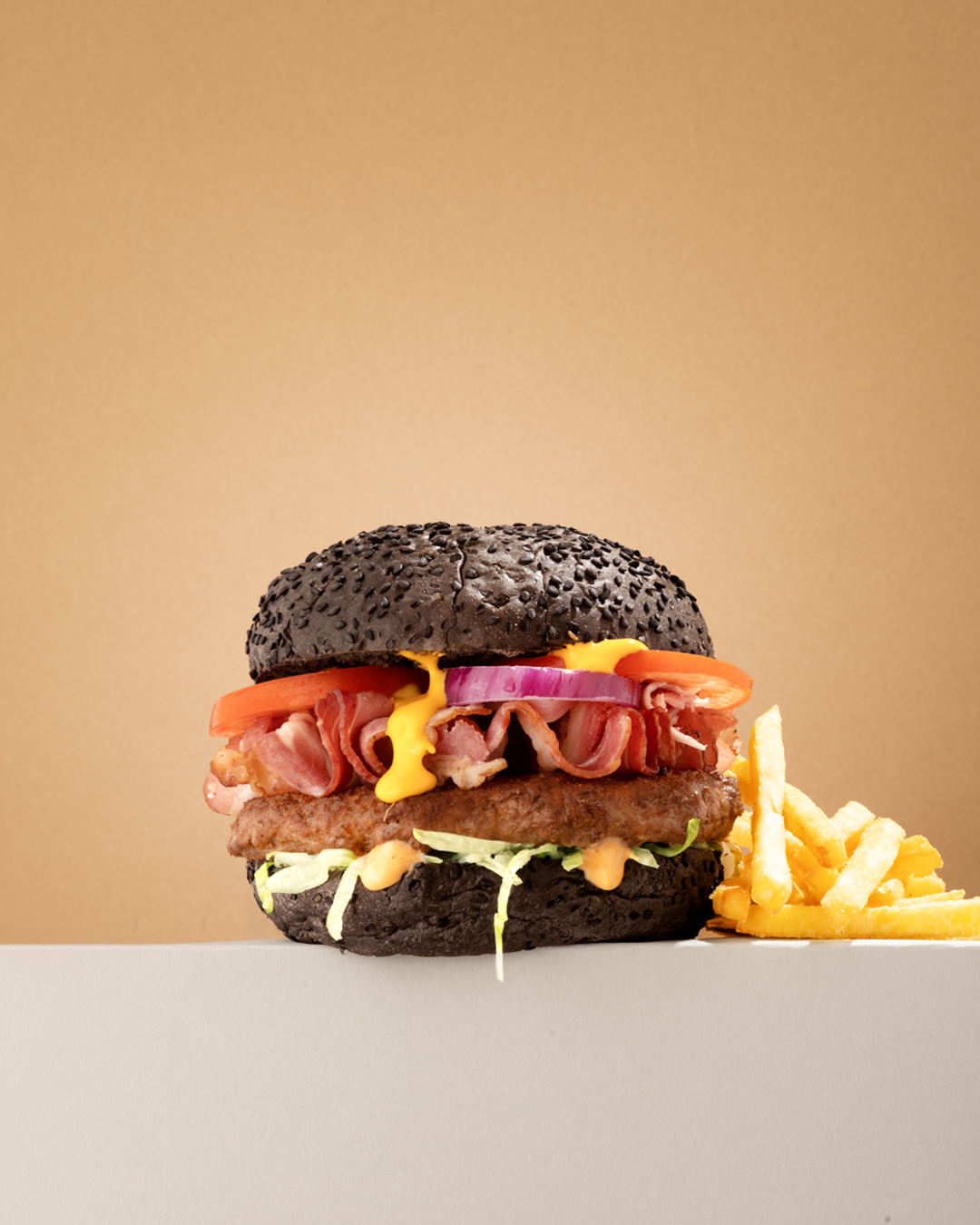 Augurk bacon en gebakken uien voor burgers
