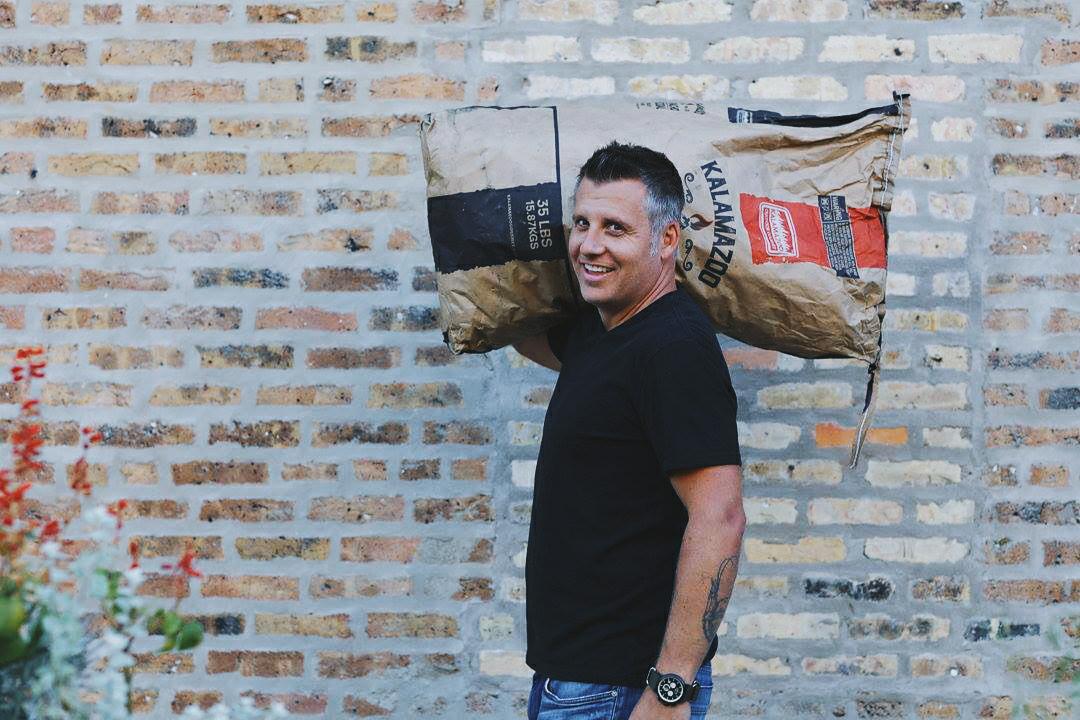 Le chef de fosse Charlie McKenna de la sauce BBQ Lillie's Q