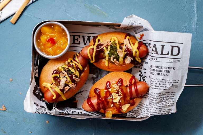 3 mini-pains &agrave; hot-dog sur une assiette | LA Streetfood