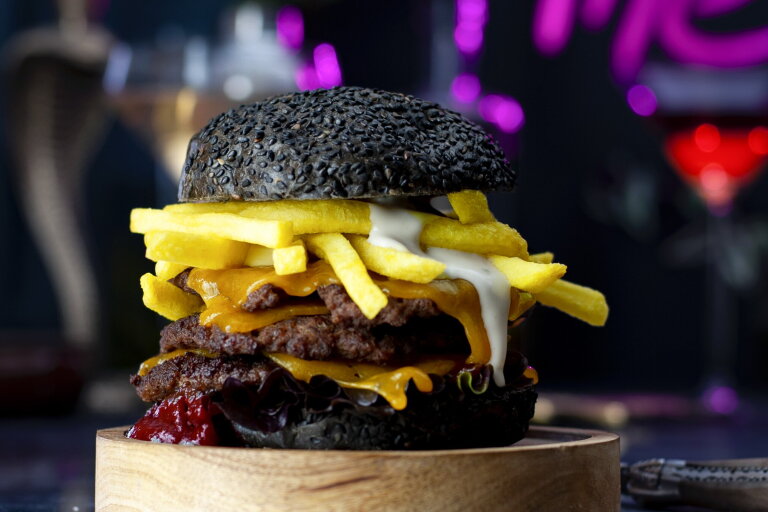 Black burger bun fries burger | LA Streetfood