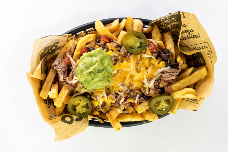 Frites charg&eacute;es avec des tranches de Jalape&ntilde;os pour &eacute;picer | LA Streetfood