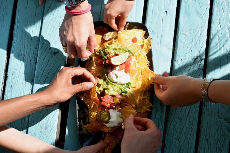 Plat de nachos avec fromage fondu | LA Streetfood