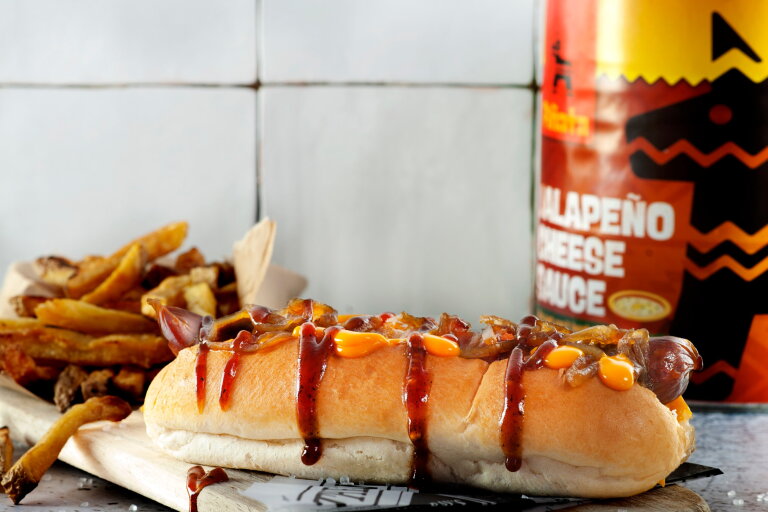 Hot dog avec sauce au fromage Jalape&ntilde;o - catering | LA Streetfood