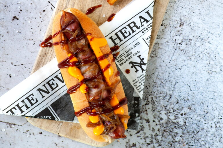 Hotdog &agrave; la sauce au fromage cheddar - horeca | LA Streetfood