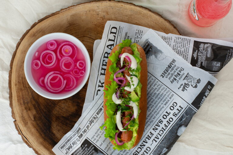  Hot-dog v&eacute;g&eacute;talien sur une assiette traiteur | LA Streetfood