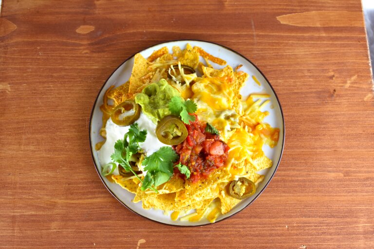 Chips Nacho avec fromage et tranches de Jalapenos | LA Streetfood