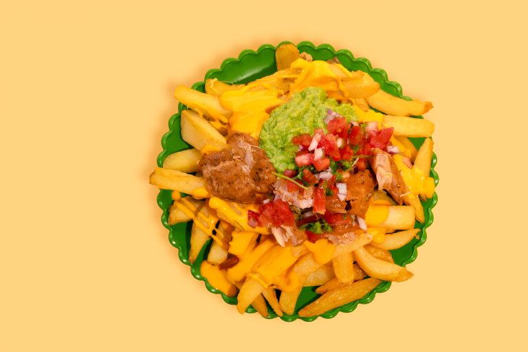 Frites charg&eacute;es avec sauce au fromage cheddar - horeca | LA Streetfood