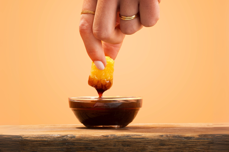 Tater Tots tremp&eacute;s dans une sauce barbecue | LA Streetfood