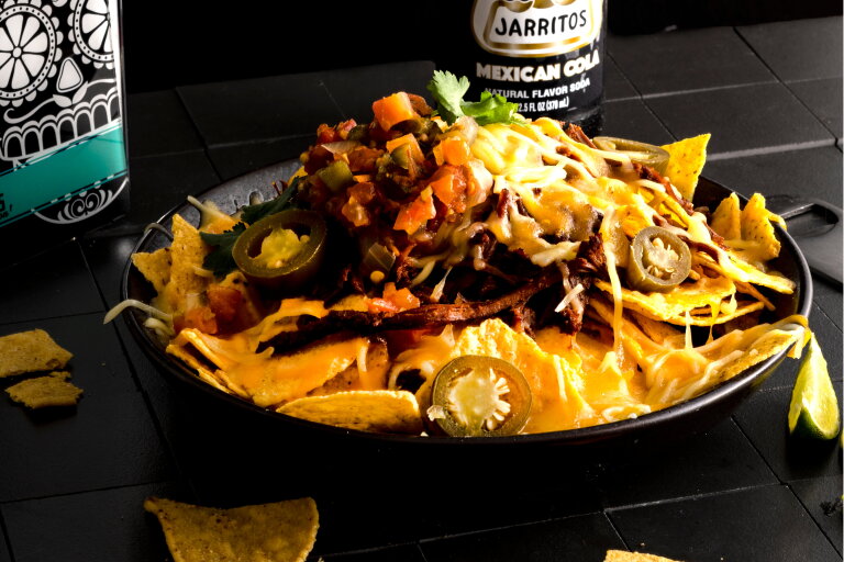 Plat de nachos avec fromage fondu | LA Streetfood