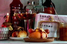 mini pains &agrave; hot-dog sur un plateau | LA Streetfood