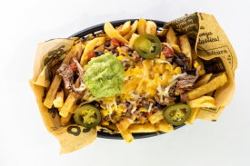 Frites charg&eacute;es avec des tranches de Jalape&ntilde;os pour &eacute;picer | LA Streetfood