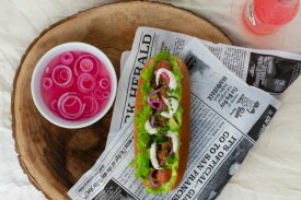  Hot-dog v&eacute;g&eacute;talien sur une assiette traiteur | LA Streetfood