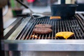 Hamburger frais 150gr sur un grill | LA Streetfood