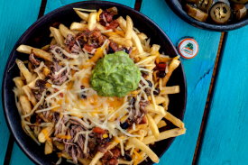 frites charg&eacute;es &agrave; la sauce rouge mexicaine | LA Streetfood