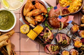 Borrelplank met mais op een stokje horeca | LA Streetfood