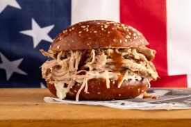 Sandwich au porc effiloch&eacute; avec sauce BBQ fum&eacute;e | LA Streetfood