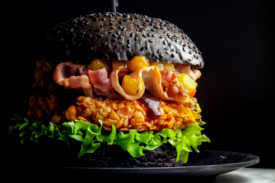 Burger de poulet traiteur sur pain noir | LA Streetfood