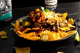 Plat de nachos avec fromage fondu | LA Streetfood
