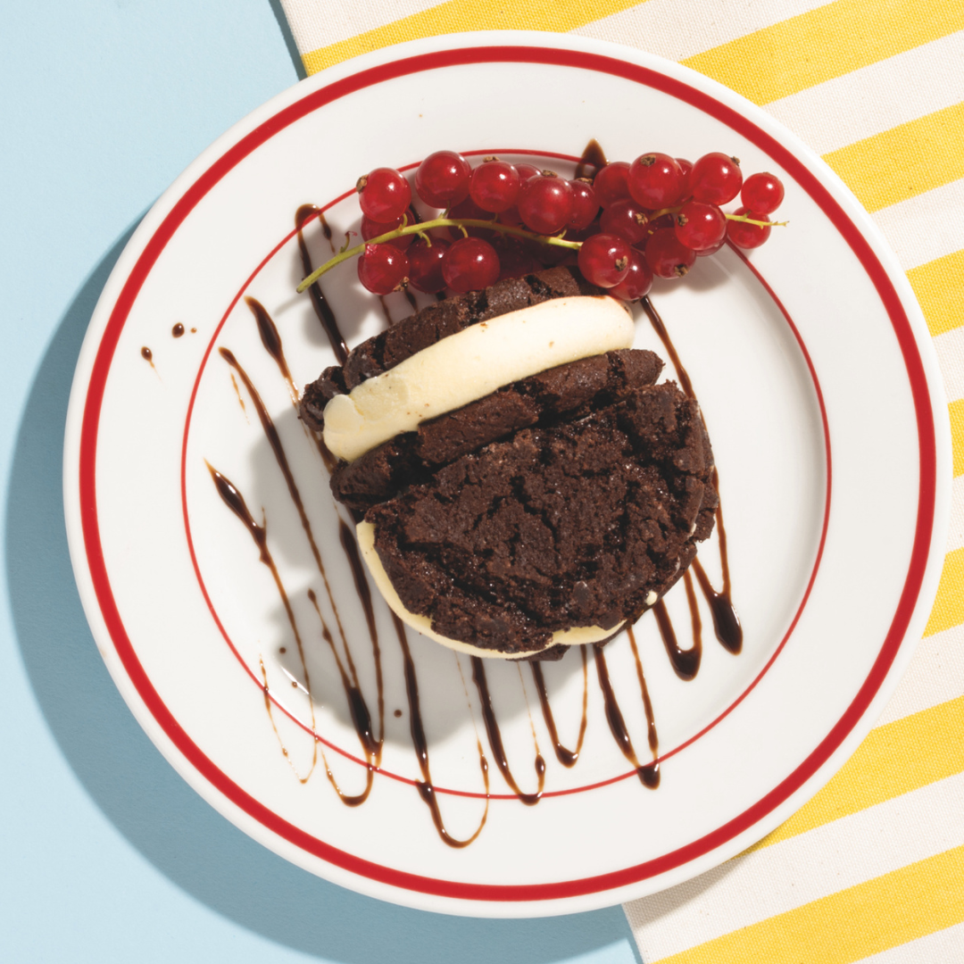 American Ice Cream Sandwich – met rood fruit en chocoladesaus | LA Streetfood