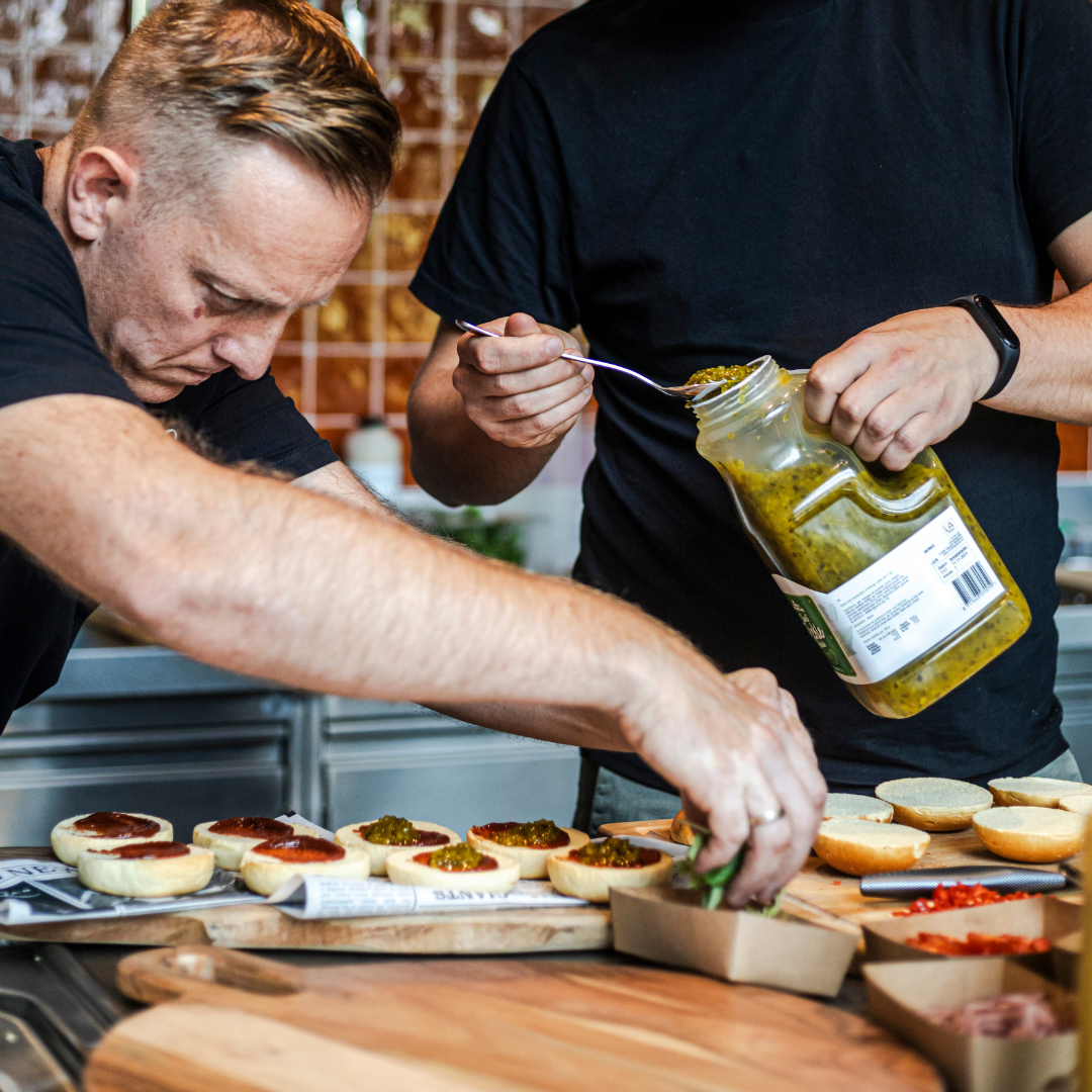 Amerikaanse augurken op een hamburger | LA Streetfood