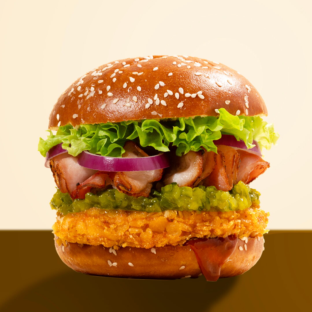 Crunchy chicken burger 100gr op pretzel bun | LA Streetfood