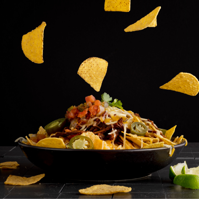Schaal met nachos waarom omheen meer nachos vliegen