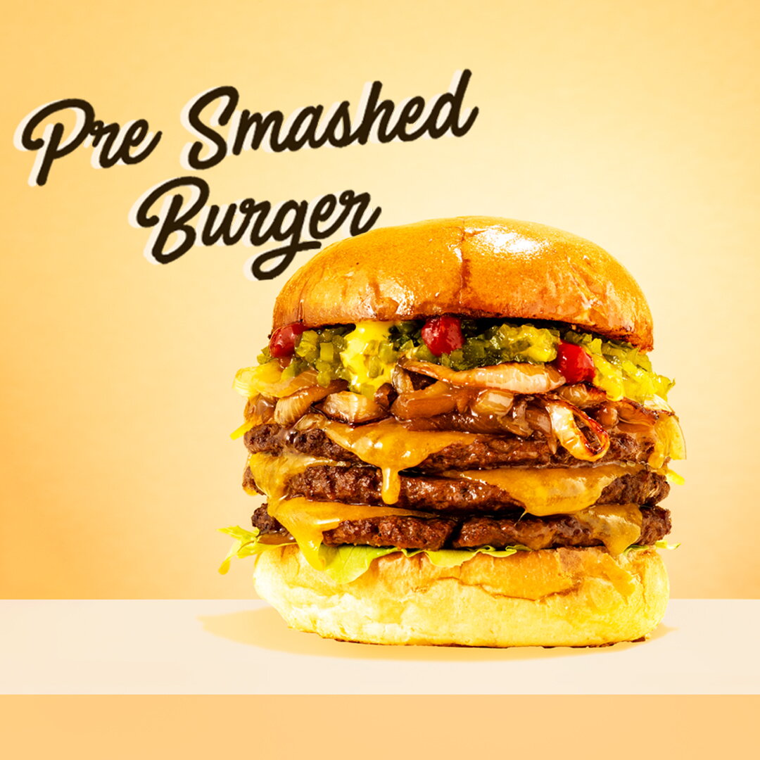 Vierdubbele Pre-Smashed Burger opgemaakt voor gele achtergrond