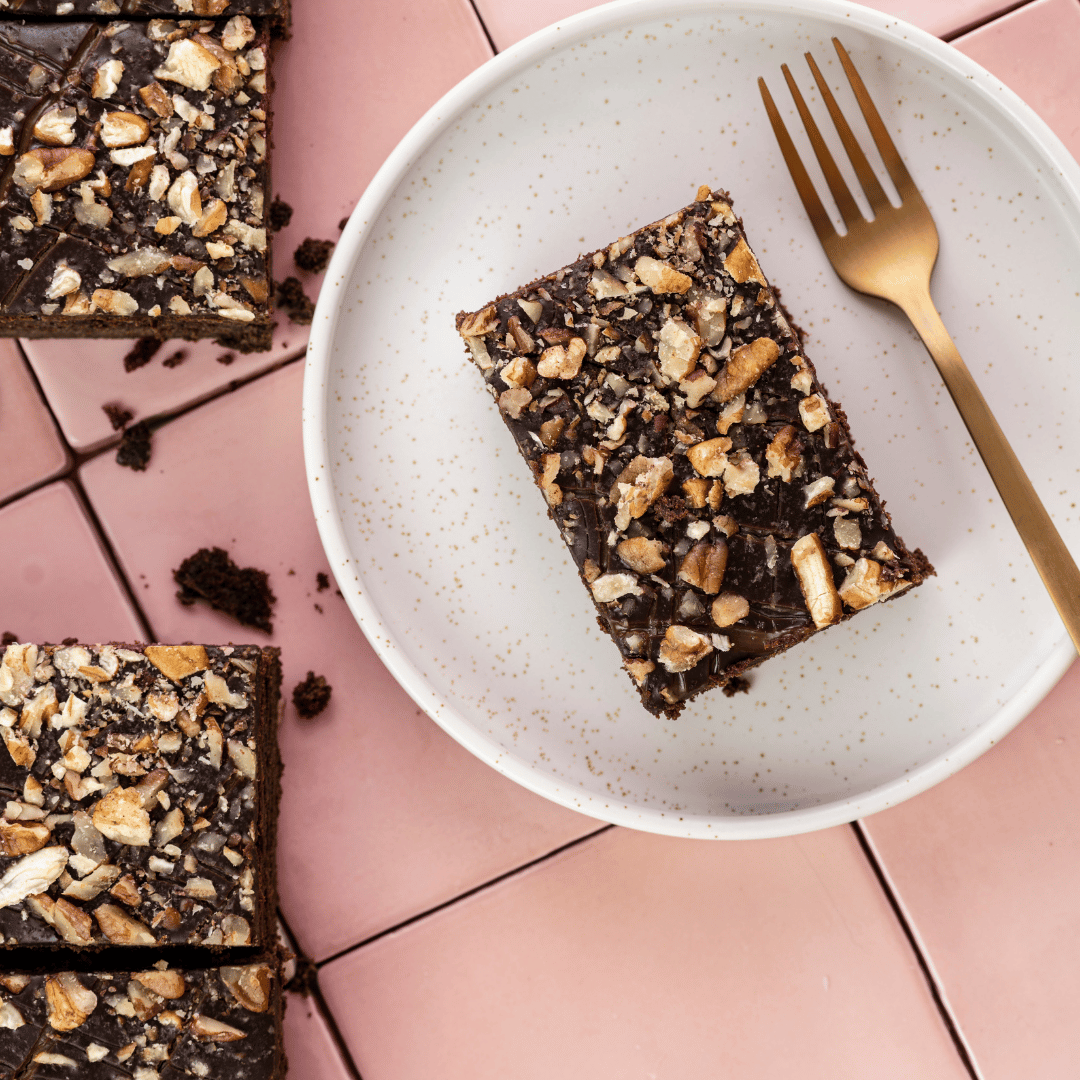 Caramel Pecan Brownie op een bord | LA Streetfood