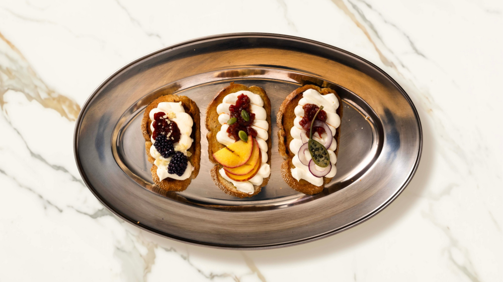Recept: Whipped Goat Cheese Toast met Ballymaloe Relish | LA Streetfood
