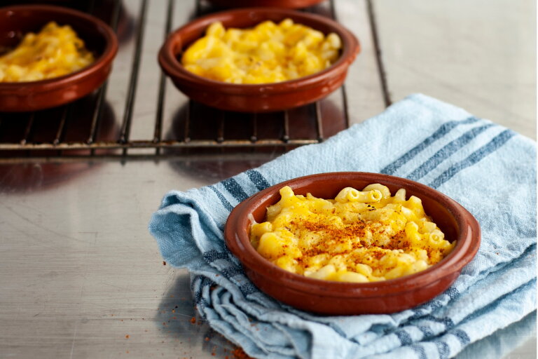 Macaroni met kaas in een schaal | LA Streetfood