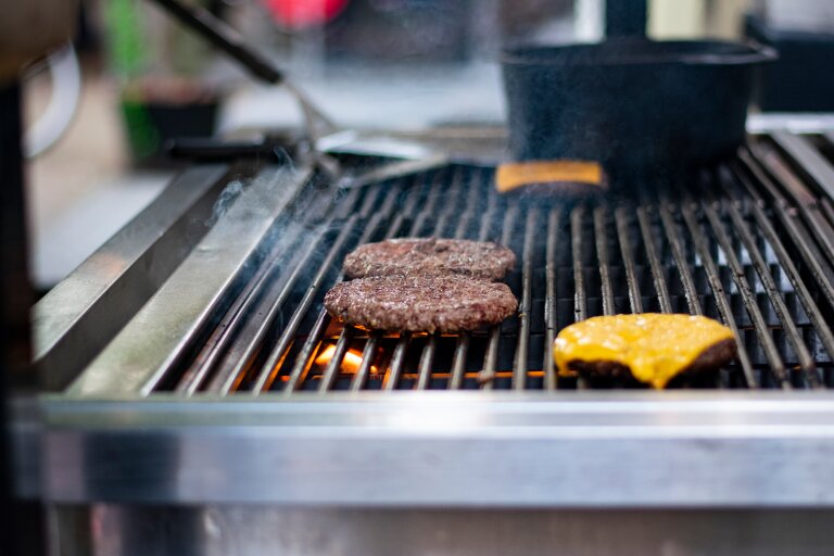 Fresh hamburger 180gr op een grill | LA Streetfood
