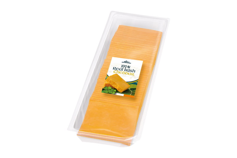 Real Irish Cheddar kaas gesneden in plakken in een pak