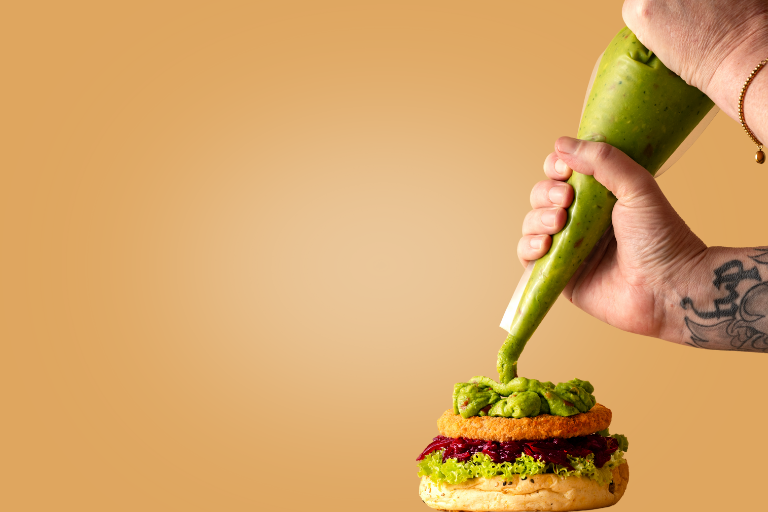 Spuitzak guacamole over een avocado burger | LA Streetfood