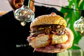 Southern Pork ’n Beef Burger met Carolina BBQ Sauce | LA Streetfood